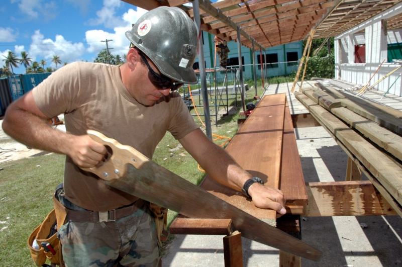 charpentier-PEILLON-min_worker_construction_building_carpenter_male_job_build_helmet-893290